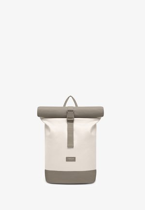 Beige és taupe színű hátizsák gurulós felső résszel, elülső csattos pánttal és az alján "LARKSON" feliratú négyzet alakú címkével.