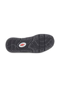 Suola di scarpa in gomma nera con una superficie testurizzata che presenta motivi circolari e lineari. Include un logo bianco e rosso con marchio al centro.