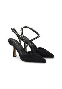 Le décolleté neri in suede hanno una punta affusolata, un tacco sottile e una fibbia decorata con accenti trasparenti. La suola presenta un dettaglio dorato.