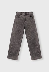 Pantalones vaqueros de mezclilla gris de pierna ancha con un patrón abstracto desvaído, que presentan una cintura con botón, un diseño de cinco bolsillos y dobladillos deshilachados.