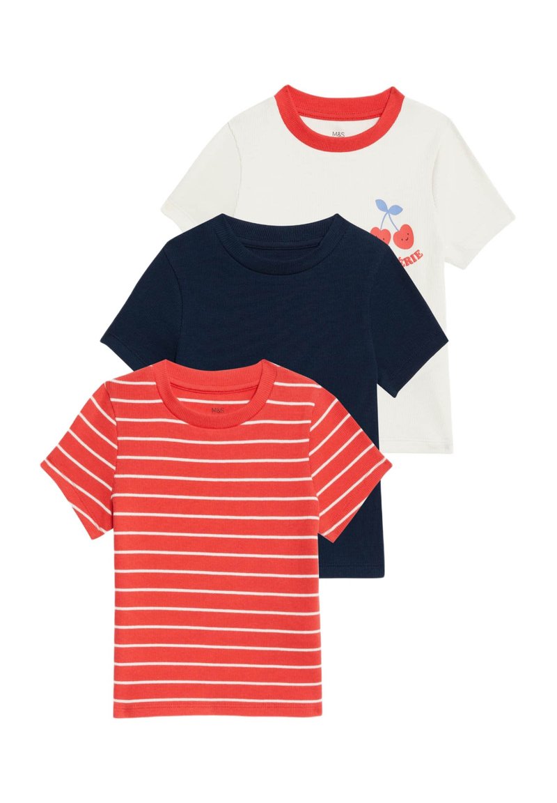 Tre t-shirt a maniche corte: una rossa con strisce bianche, una blu navy e una bianca con colletto rosso e grafica di ciliegia. Materiale in cotone.