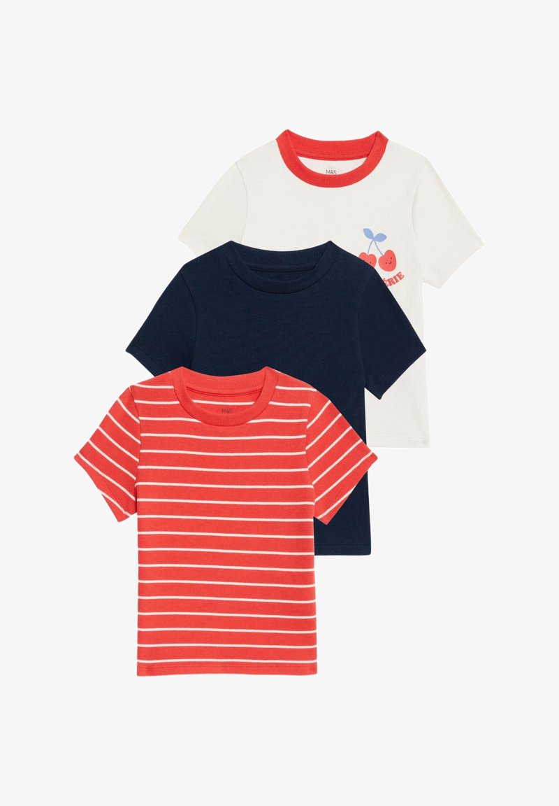 Tři trička s krátkým rukávem: jedno červené s bílými pruhy, jedno námořnické modré a jedno bílé s červeným límečkem a grafikou třešně. Materiál: bavlna.