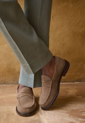 Next, REGULAR FIT - SUEDE LOAFERS - Našuchovačky - stone