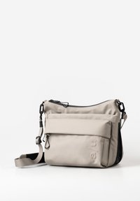 Beige schoudertas met grote voorzak met rits en verstelbare schouderriem op een witte achtergrond.