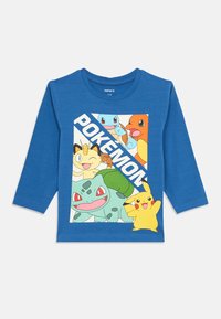 Modré tričko s dlhými rukávmi s obrázkami kreslených postavičiek Pokémonov, žiarivými farbami a výrazným nápisom "POKÉMON" na prednej strane. Materiál zo zmesi bavlny.