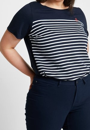 Marineblaues T-Shirt mit kurzen Ärmeln und weißen horizontalen Streifen. Verfügt über ein kleines rotes Ankerlogo auf der Brust. Weicher Baumwollstoff, lässige Passform.