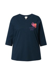 Marineblaues Baumwoll-T-Shirt mit ¾-Arm, das ein Aquarellblumendesign in Pink und Orange sowie den weißen Schriftzug "creative by heart" zeigt.