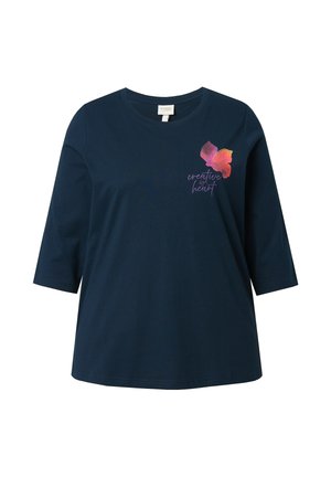 Granatowy, bawełniany T-shirt z rękawami długości ¾, zdobiony wzorem kwiatowym wykonanym techniką akwareli w odcieniach różu i pomarańczy, z białym napisem "creative by heart".