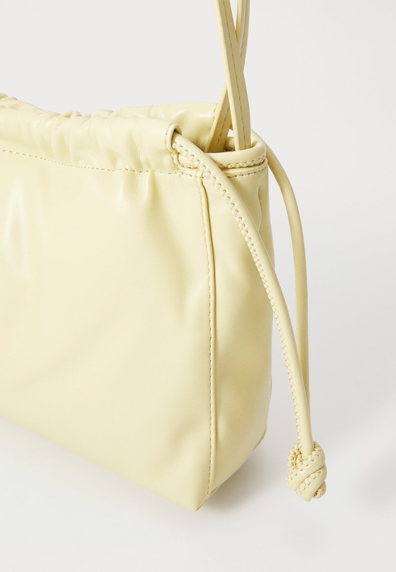 Calvin Klein Jeans DRAWSTRING BAG - Taška s příčným popruhem - parsnip