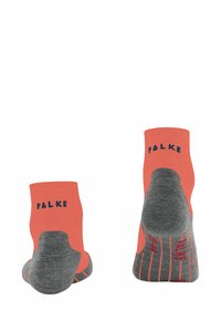 Calcetines de color coral y gris con puños acanalados y talones reforzados, con el logo 'FALKE' en los lados y rayas rojas contrastantes en las suelas.