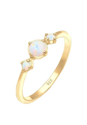Bague en or avec trois pierres d'opale rondes, une pierre centrale plus grande flanquée de deux pierres plus petites, poinçonnée "925" à l'intérieur de l'anneau.