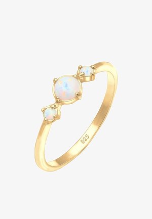 Bague en or avec trois pierres d'opale rondes, une pierre centrale plus grande flanquée de deux pierres plus petites, poinçonnée "925" à l'intérieur de l'anneau.