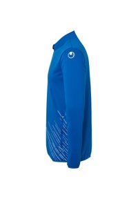 Blå jakke med høj krave. Har et hvidt skråstribet mønster på den nederste side og et logo på skuldren. Blød tekstur.