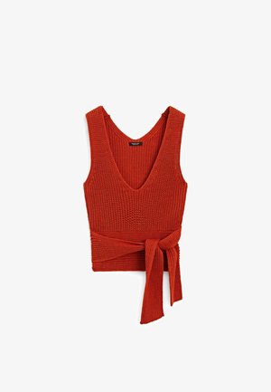 Rotes gestricktes Tanktop mit tiefem V-Ausschnitt und gebundenem Taillenbereich, ausgestattet mit einer strukturierten Oberfläche und breiten Trägern.
