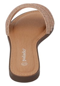 Sandalo scivoloso color oro rosa con doppia cinghia decorata con strass, footbed in morbida ecopelle e suola in gomma marrone resistente.