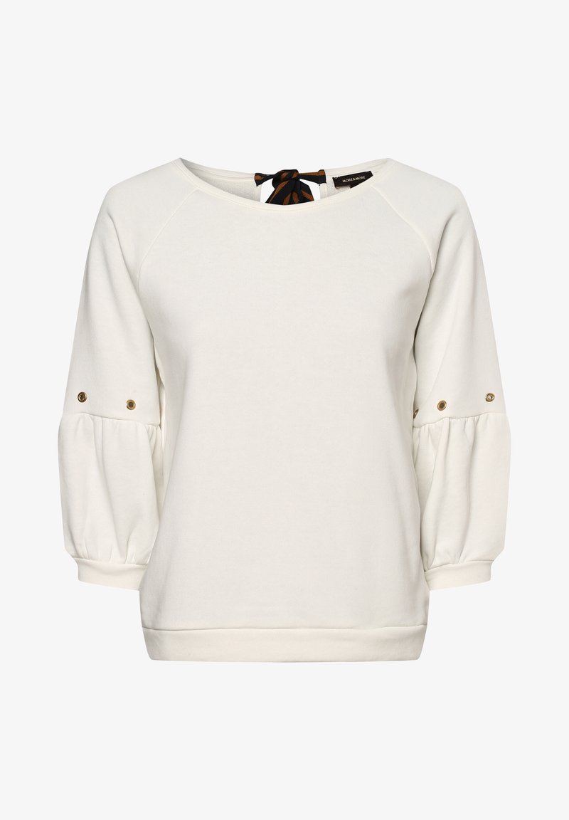 Witte blouse met lange mouwen en pofmouwen, voorzien van gouden knoopdetails en een zwart-bruin gestreepte strik aan de achterkant van de halslijn.