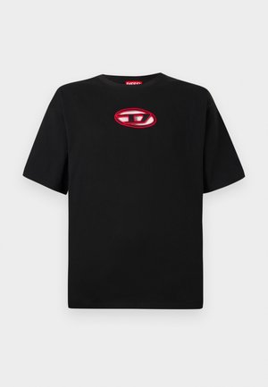 Musta puuvillapaita lyhyillä hihoilla, jossa on punainen ja hopea brodeerattu logo rinnassa. Klassinen pyöreä kaula-aukko ja rento malli.