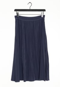 Falda midi plisada en navy, hecha de una tela ligera, con una cinturilla ancha y un diseño fluido, que presenta una textura suave y un ligero brillo.
