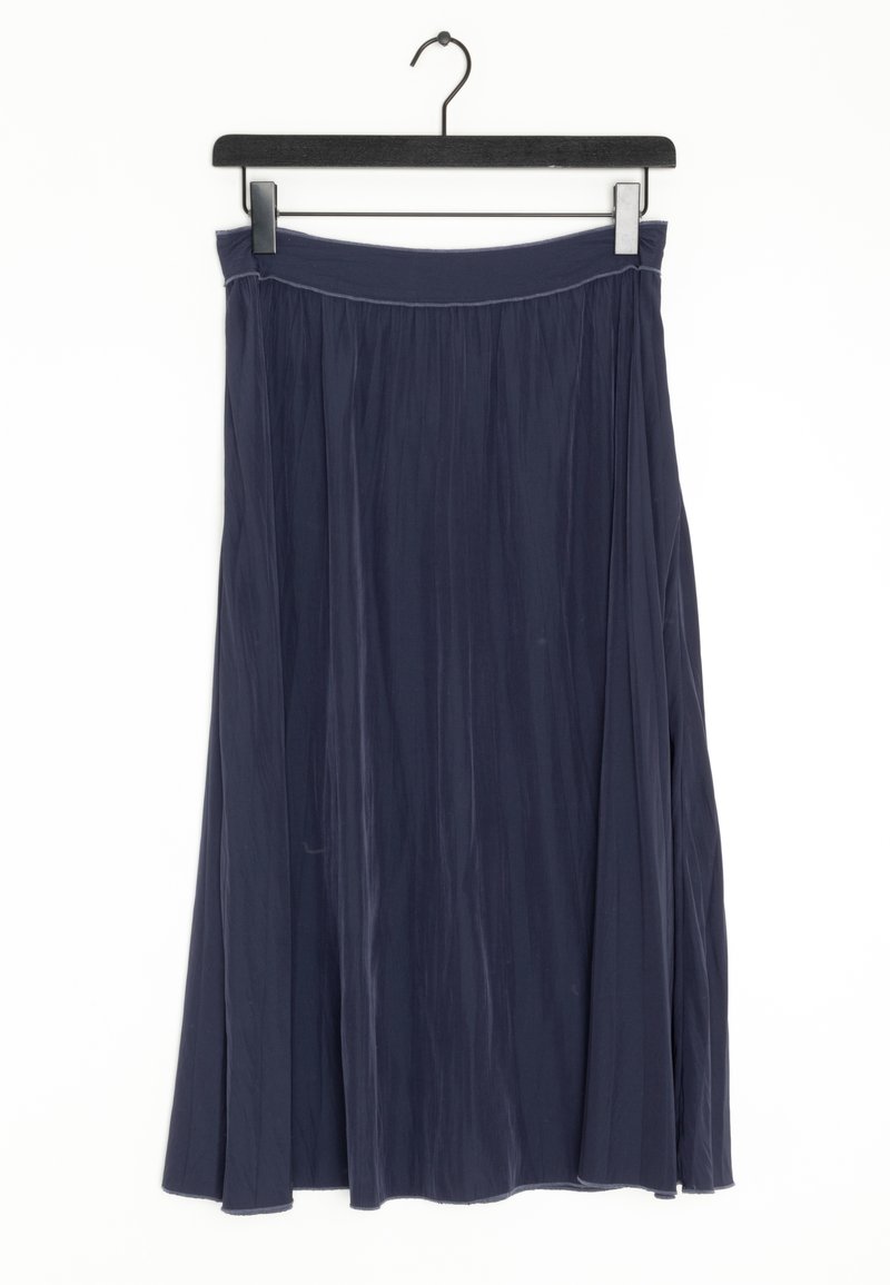 Falda midi plisada en navy, hecha de una tela ligera, con una cinturilla ancha y un diseño fluido, que presenta una textura suave y un ligero brillo.