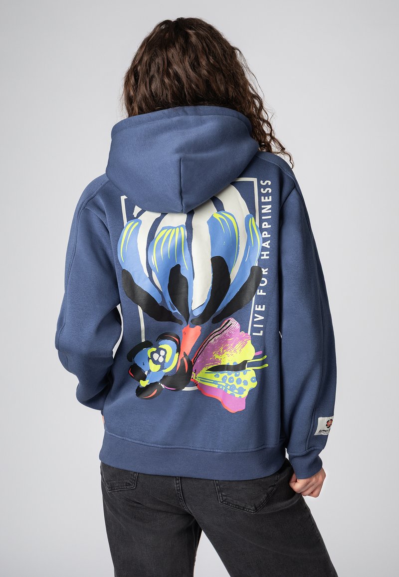 Blauwe hoodie met een grote bloemenprint in levendige kleuren op de achterkant. Voorzien van een capuchon met trekkoord en geribbelde boorden en zoom.