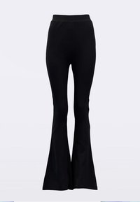 Pantaloni negri evazați cu talie elastică. Confecționați dintr-un material elastic, cu o textură netedă și o siluetă mulată care se lărgește la tiv.