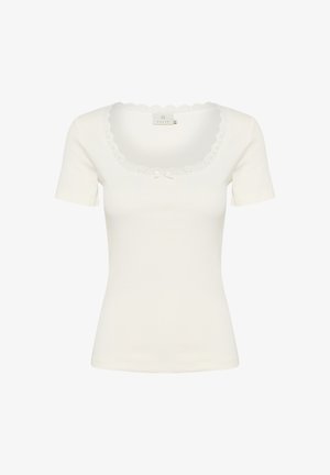 Fehér pamut póló kerek nyakkivágással, csipke díszítéssel és egy kis masni részlettel a középen. Rövid ujjak és testhezálló fazon.