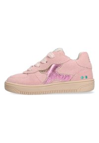 Roze suede sneaker met een metallic roze designelement, beige zool en platte veters. Heeft een gewatteerde kraag en kleine blauwe stippen op de hiel.