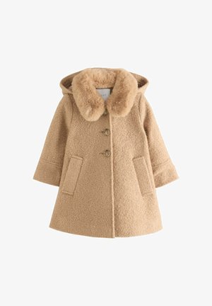 Manteau en mélange de laine beige avec un col en fausse fourrure, une capuche, des boutons sur le devant et deux poches latérales ; tissu texturé au fini doux.