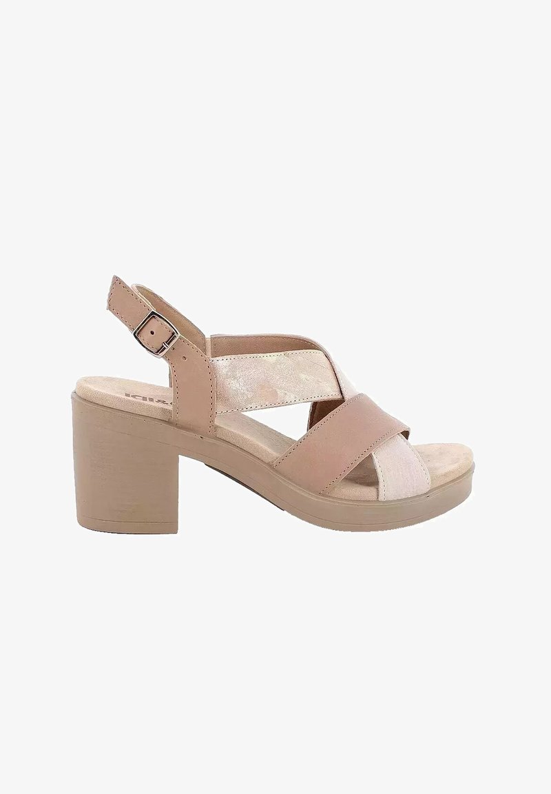 Sandali platform beige con tacco a blocco, dotati di cinturini incrociati, cinturino posteriore con chiusura a fibbia e una soletta testurizzata per il massimo comfort.