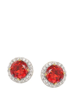 Runde Ohrringe mit großen roten Edelsteinen, umgeben von einem Halo aus kleinen klaren funkelnden Steinen in goldenen Fassungen.