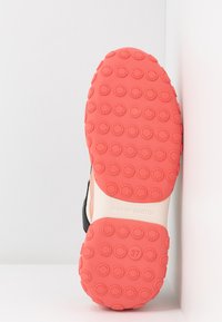 Schwarze und rosa Sneaker-Sohle mit einer strukturierten, runden Musterrutschfläche; rosa Zwischensohle mit der Bezeichnung "37" und "MAISON SCOTCH" geprägt. Glatte Kanten.