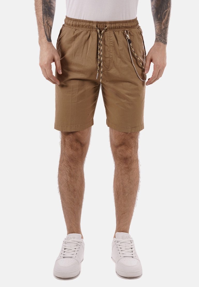 Pantaloni corti marroni chiari realizzati in un tessuto morbido, dotati di una vita elastica con cordoncini e dettagli di tasche laterali.