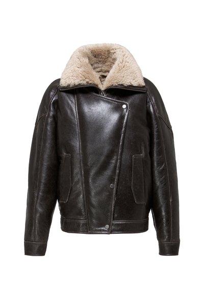 Giacca di pelle nera con colletto in pelliccia, caratterizzata da una chiusura con zip diagonale e due tasche frontali. Tessuto liscio con vestibilità rilassata.