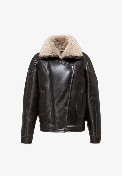 Must must jacket, millede shearling kraega, diagonaalse tõmbluku sulgemise ja kahe esise karbi taskuotsaga. Sujuv tekstuur ja mugav lõige.