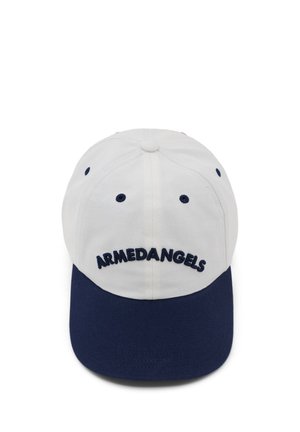 Witte en marineblauwe honkbalpet met "ARMEDANGELS" in marineblauw geborduurd op het voorpaneel.