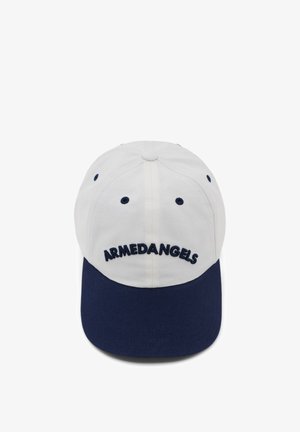Cappellino da baseball bianco e blu navy con "ARMEDANGELS" ricamato in blu navy sul pannello frontale.