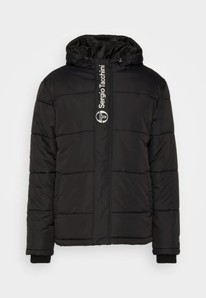 Schwarze Puffjacke mit Kapuze, mit gesteppter Optik, elastischen Bündchen und silbernem Logo am Reißverschluss vorne. Das Material wirkt glatt und glänzend.