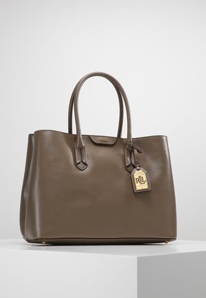 Sac cabas en cuir marron avec doubles anses, une étiquette à logo Ralph Lauren doré, et une forme rectangulaire structurée sur un socle blanc.