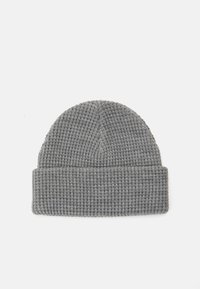 Cappello in maglia grigia con un design a coste testurizzato e un risvolto nella parte inferiore. Il tessuto appare morbido e caldo.