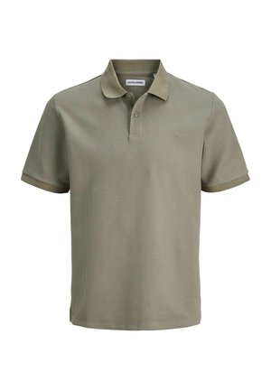 Polo shirt verde oliva realizzato in tessuto testurizzato, con colletto a piega, maniche corte e un piccolo logo sul petto.
