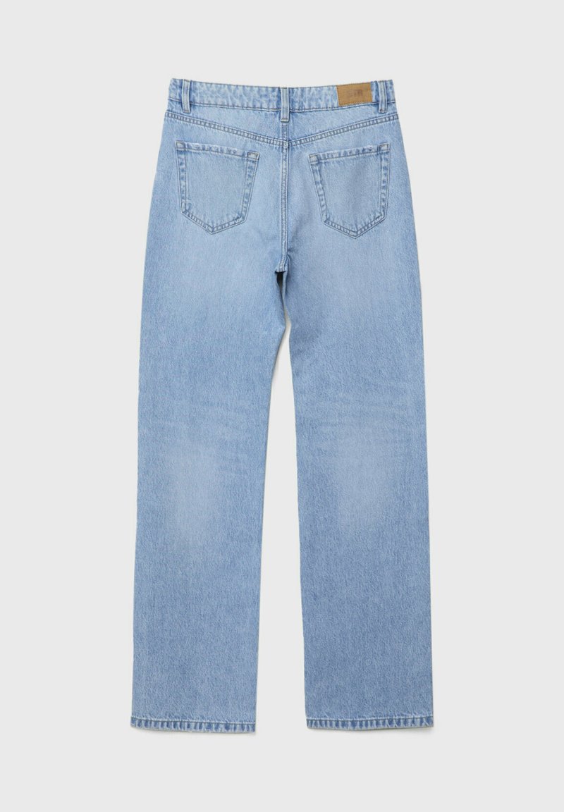Jeans in denim azzurro chiaro con gambe dritte, due tasche posteriori e un'etichetta in vita. Il tessuto sembra intrecciato con una texture leggermente sbiadita.