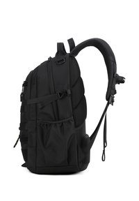 Zaino nero realizzato in tessuto resistente, dotato di pannello posteriore imbottito, spallacci regolabili, molteplici scomparti e tasca laterale in rete.