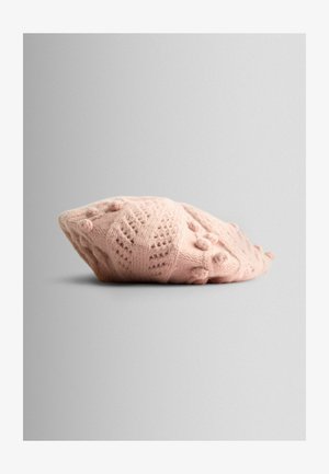 Berretto lavorato a maglia di un rosa morbido, con motivi in rilievo e dettagli a pompon, dalla forma arrotondata e finitura testurizzata.