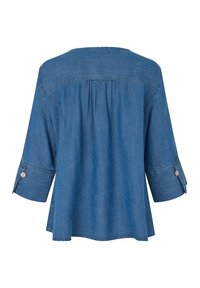 Modrá džínová halenka s rukávy 3/4, zadním detailem s řasením a knoflíkovými akcenty na manžetách. Měkká textura a volný střih.