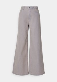 Breda grå denimjeans med knappstängning, framfickor och rent avskuret. Tillverkade av mjukt bomullsblandat material för komfort.