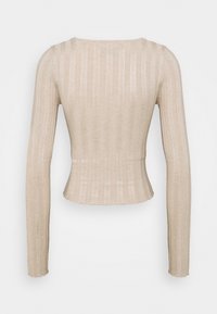 Pull en maille côtelée beige à manches longues, ajusté, avec une légère évasement à la taille et un col rond, vu de dos.
