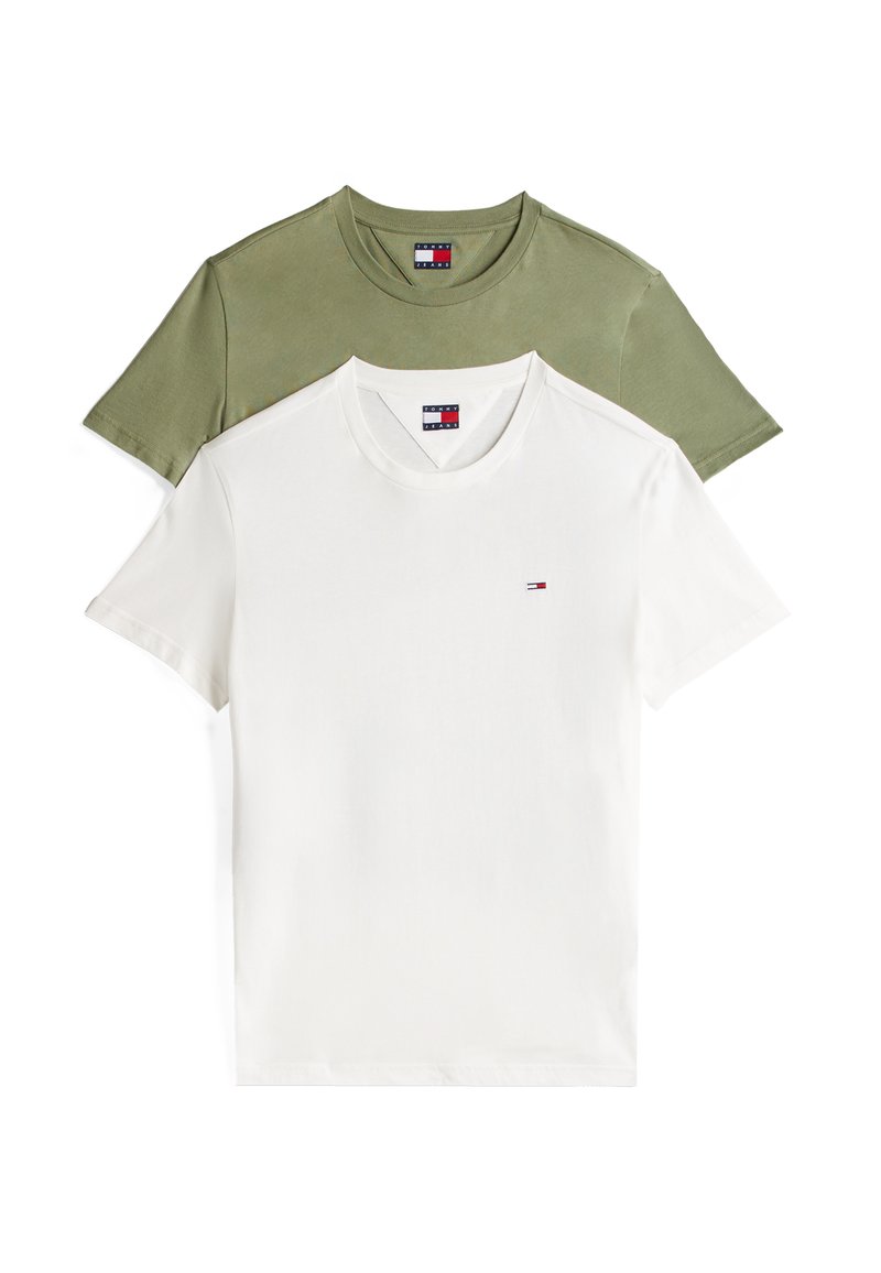 Zwei kurzärmelige T-Shirts, eines olivgrün und eines weiß, aus weicher Baumwolle. Beide haben Rundhals-Ausschnitte und kleine Logo-Details auf der Brust.