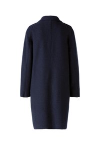 Marineblauer Wollmantel mit maßgeschneidertem Design, ausgestattet mit einem Reverskragen, langen Ärmeln und einer geraden Silhouette. Minimalistisch, keine sichtbaren Verschlüsse.