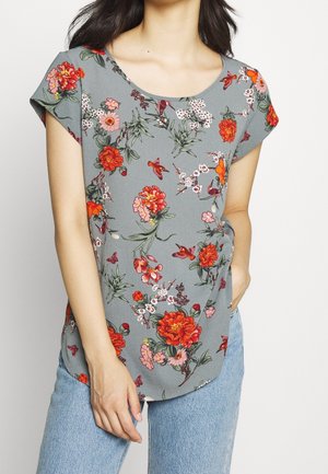 Blomstret kortærmet top i gråt stof med livlige orange og pink blomster samt grønne blade, rundt halsudskæring og buet kant.