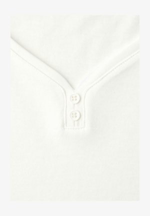 Biała prążkowana tkanina z dekoltem w kształcie litery V, ozdobiona plisą z dwoma guzikami i widocznym przeszyciem wzdłuż krawędzi.